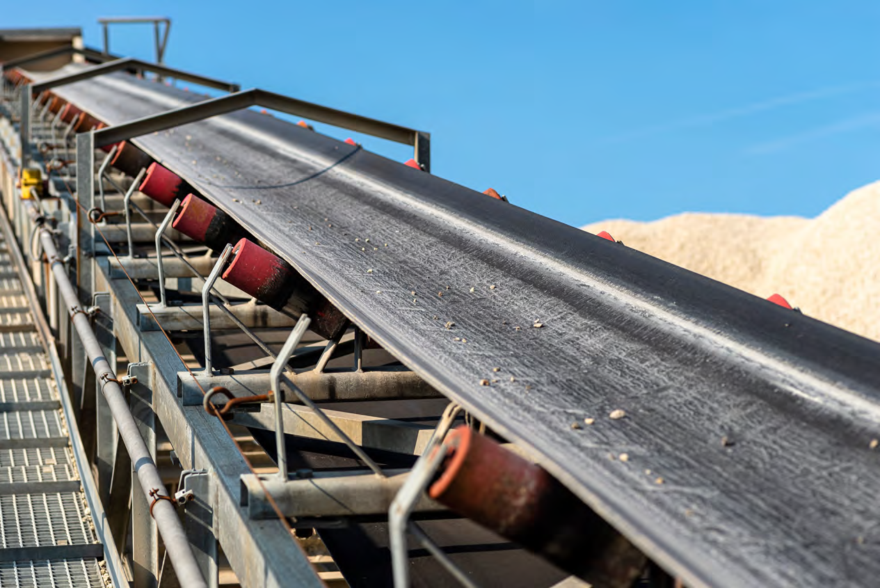 Mine conveyor with idlers